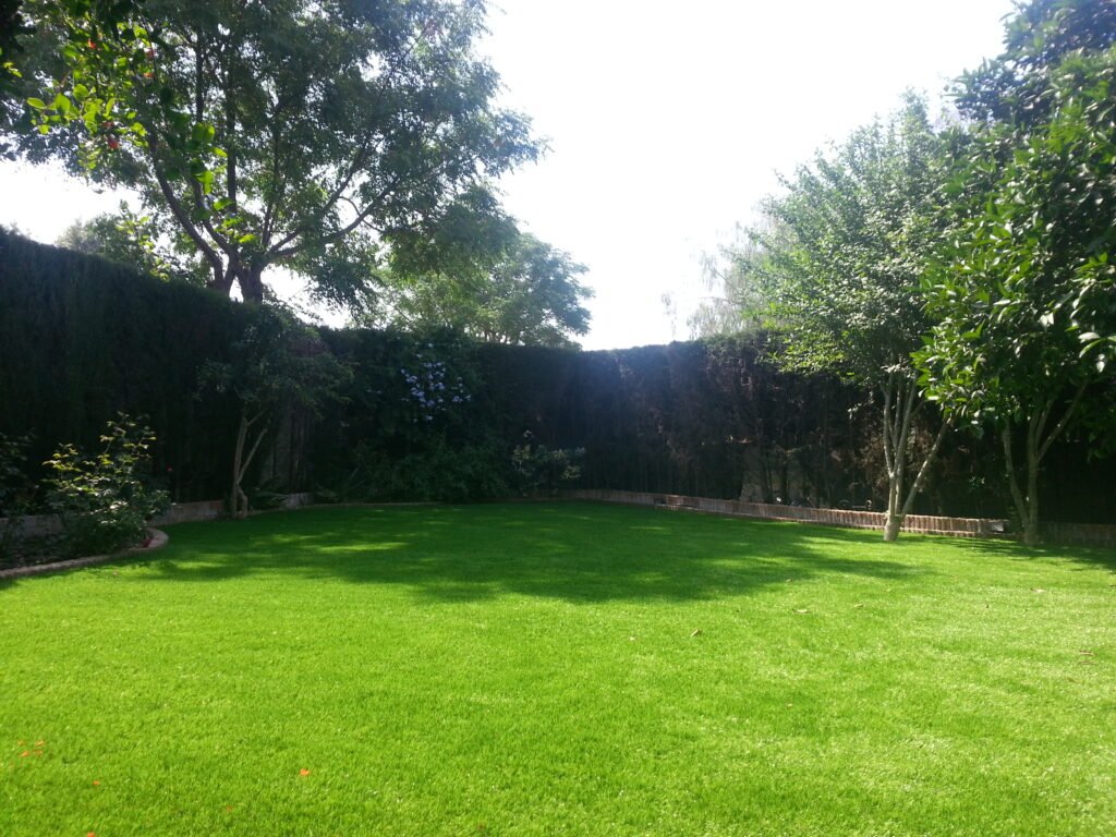 Césped artificial instalado sobre tierra Césped artificial instalado sobre tierra